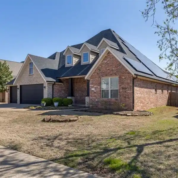 EXECUTIVE HOME IN PRIME LOCATION