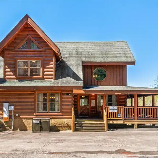 UNIQUE LUXURY LOG CABIN
