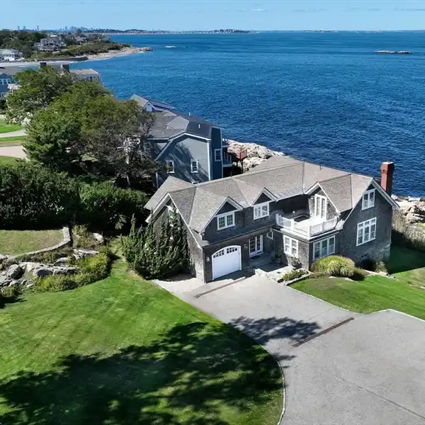 CLASSIC SEASIDE RETREAT