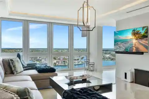 Elegant and Chic Penthouse Condo