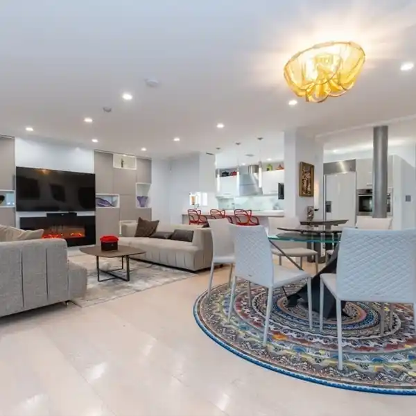 RARE THREE BEDROOM CORNER UNIT IN THE COMMONWEALTH HOUSE