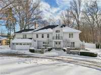 BEAUTIFUL COLONIAL HOME BLENDING STYLE AND COMFORT