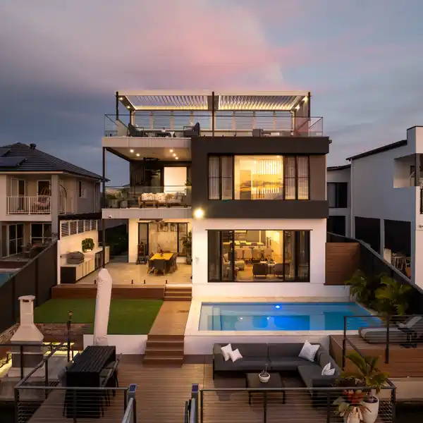 EXCEPTIONAL WATERFRONT RESIDENCE