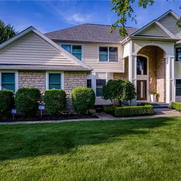 BEAUTIFULLY UPDATED HOME IN SIGNATURE OF SOLON 2