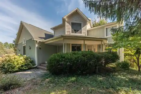 Versatile Equestrian Retreat with Indoor Arena