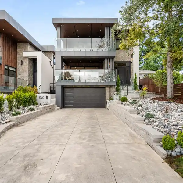 STUNNING MODERN DESIGN AND QUALITY HOME
