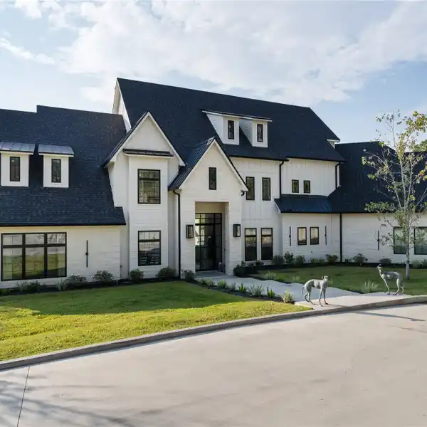 MODERN LUXURY RETREAT WITH INFINITY-EDGE POOL AND TREETOP VIEWS