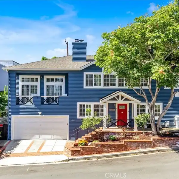 COASTAL ELEGANCE WITH DESIGNER UPGRADES AND ENTERTAINER’S BACKYARD