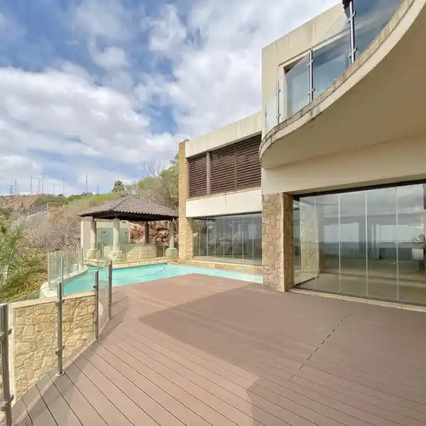 DISTINCT RESIDENCE WITH UNPARALLELED CITY VIEWS