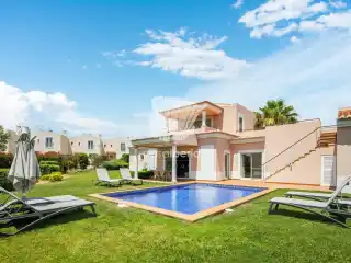 Luxury Algarve Retreat with Heated Saltwater Pool