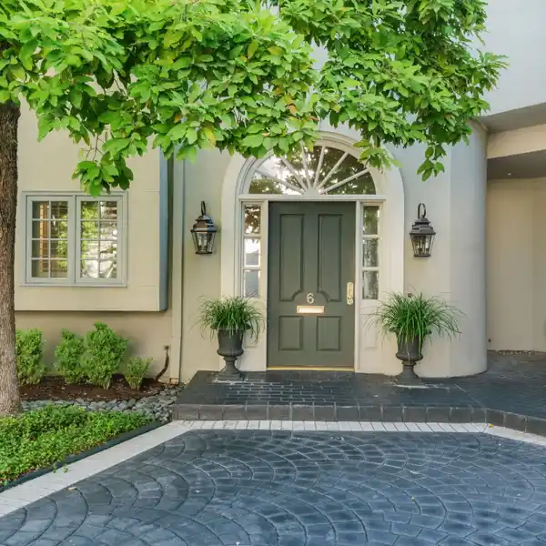 EXCEPTIONAL LOCK-AND-LEAVE LIFESTYLE