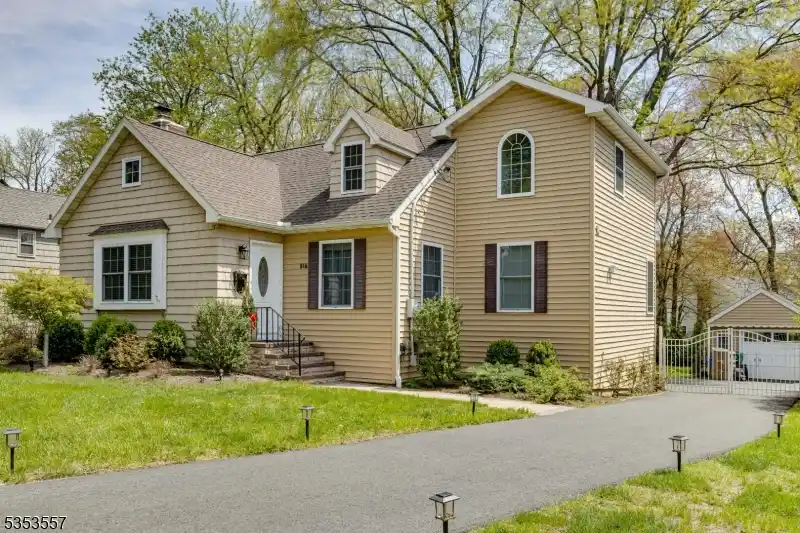 Rebuilt Custom Colonial in a Fantastic Location