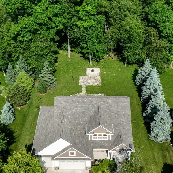 LARGE EXECUTIVE HOME WITH SEPARATE QUARTERS