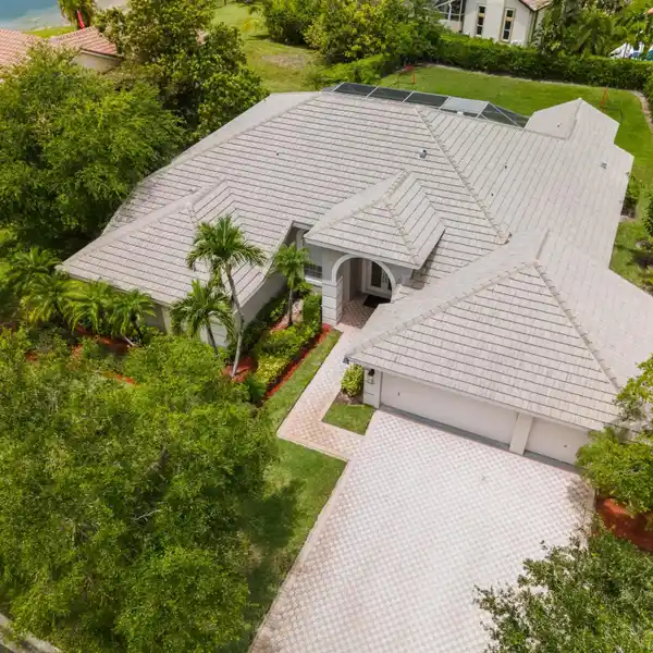SPACIOUS POOL HOME ON AN OVERSIZED LOT