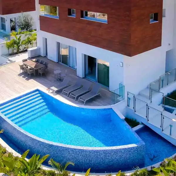 EXQUISITE VILLA SITUATED IN A PRESTIGIOUS AREA