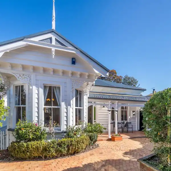 PRIVATE PARNELL RETREAT WITH WRAPAROUND VERANDAH