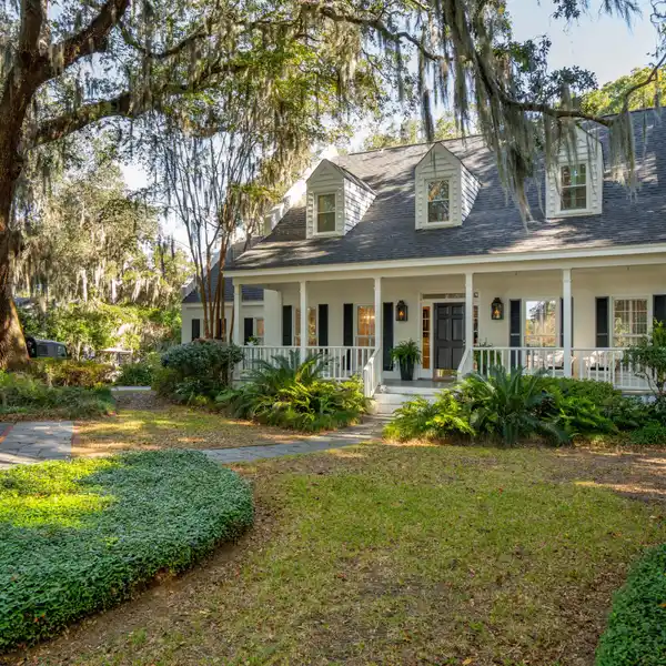 LAKEFRONT HOME WITH SCENIC VIEWS ON JAMES ISLAND