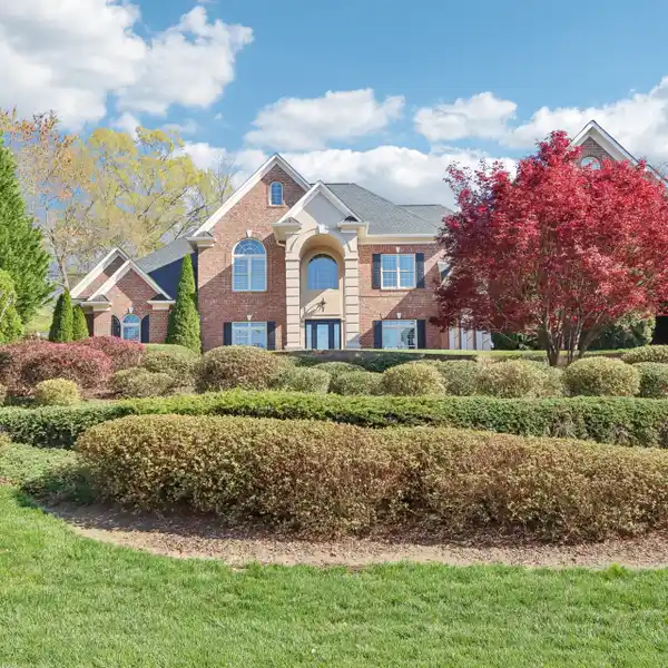 BEAUTIFULLY DETAILED GOLF COURSE HOME