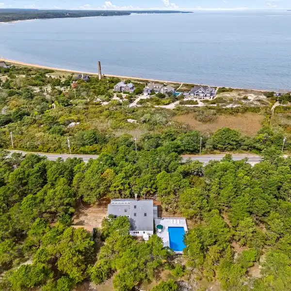 NATURE-FRAMED CONTEMPORARY NEAR OCEAN AND BAY