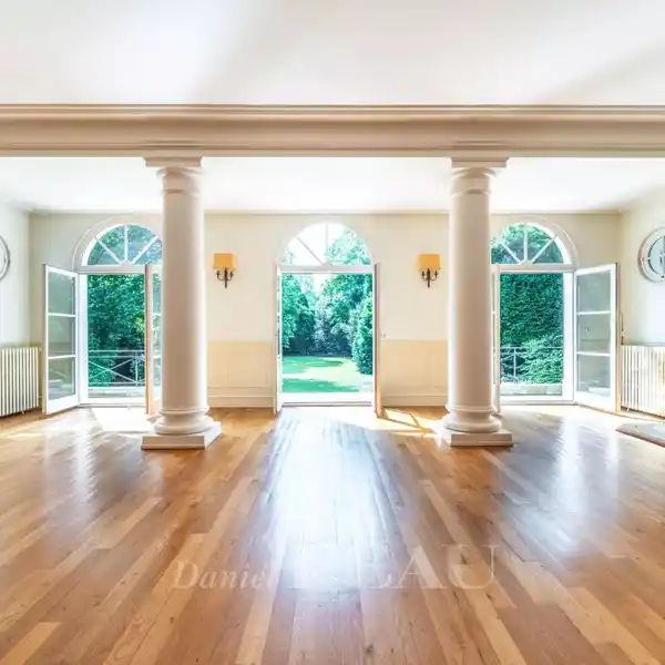 BEAUTIFULLY APPOINTED PROPERTY BATHED IN SUNSHINE