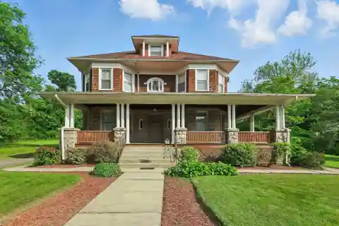 Beautifully Preserved Prairie Victorian Home