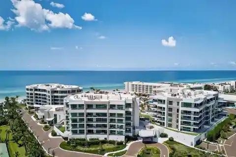 Spacious Residence with a Sophisticated Palm Beach Vibe