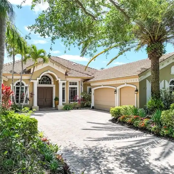 SOPHISTICATION AND COMFORT IN KENSINGTON GOLF & COUNTRY CLUB