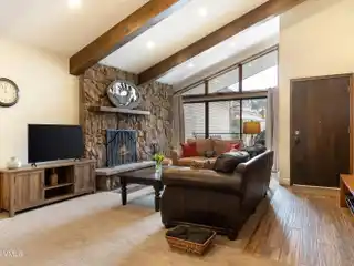 Top-floor Residence Blending Comfort and Versatility