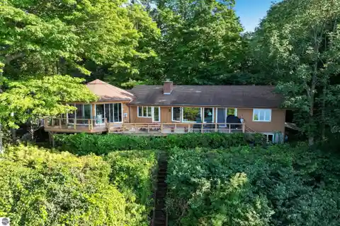 Lovely Residence High in the Woods