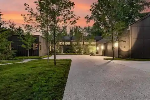 Architect-designed Lakeside Retreat