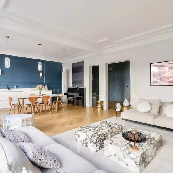 STYLISH EARLY 20TH CENTURY APARTMENT WITH CELLAR