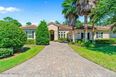 Low-Maintenance Luxury by the Sea