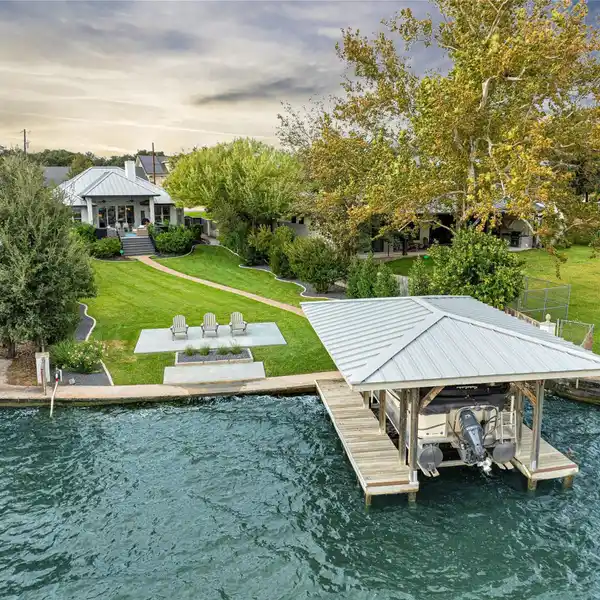SINGLE-STORY LAKEFRONT RETREAT