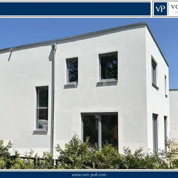 NEW ENERGY-EFFICIENT MODERN HOME