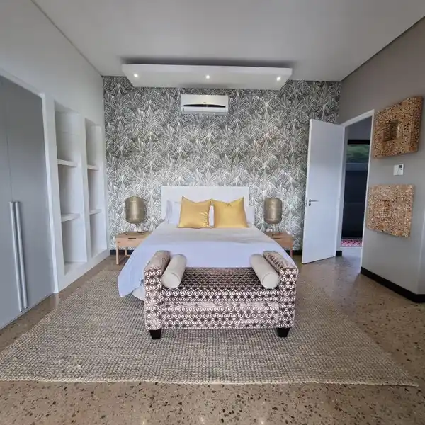 MTUNZINI LUXURY HOME WITH PRIVATE DECK ACCESS