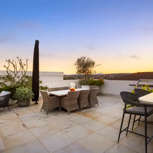 EXCLUSIVE PENTHOUSE ABOVE THE SHORELINE