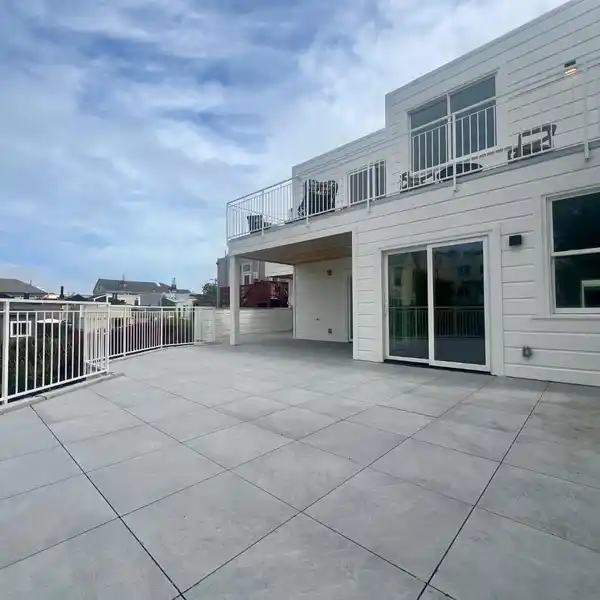 BRIGHT RESIDENCE WITH LARGE OUTDOOR SPACE