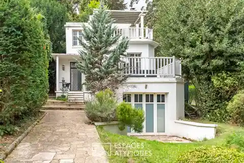 Lovely Art Deco Home with Outbuilding