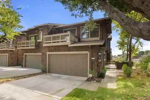 Spacious End-Unit Townhome in Antelope Hills