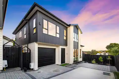 Modern Beachside Living with Designer Comforts