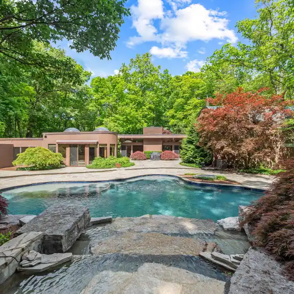RESORT-STYLE OASIS