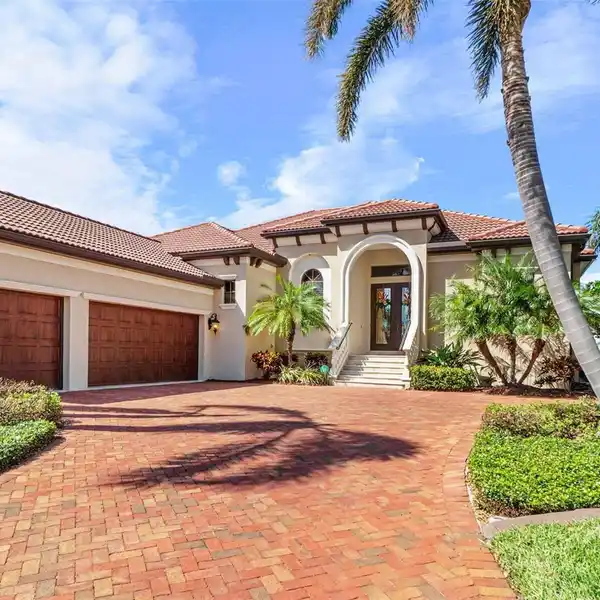 A PRIVATESLICE OF PARADISE IN DESIRABLE HARBOUR LANDINGS ESTATE