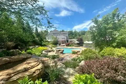 Sprawling Cul-de-sac Estate