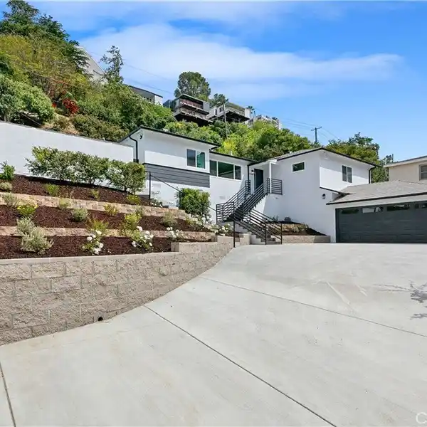 BEAUTIFUL NEWLY COMPLETED RESIDENCE