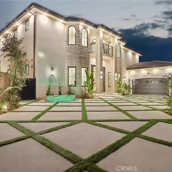 THE CROWN JEWEL OF PORTER RANCH