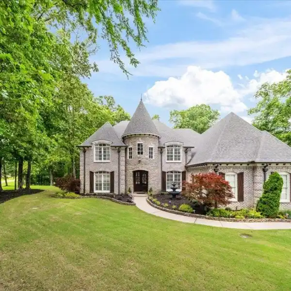 STUNNING BEAUTIFULLY MAINTAINED HOME