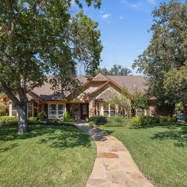 EXPANSIVE RESIDENCE AT THE END OF A PRIVATE CUL-DE-SAC