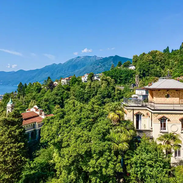 BEAUTIFUL HOME OVERLOOK STUNNING PANORAMIC VIEWS
