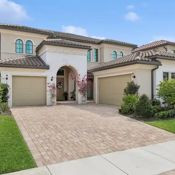 BEAUTIFULLY UPGRADED LAKEFRONT HOME IN PARKLAND BAY