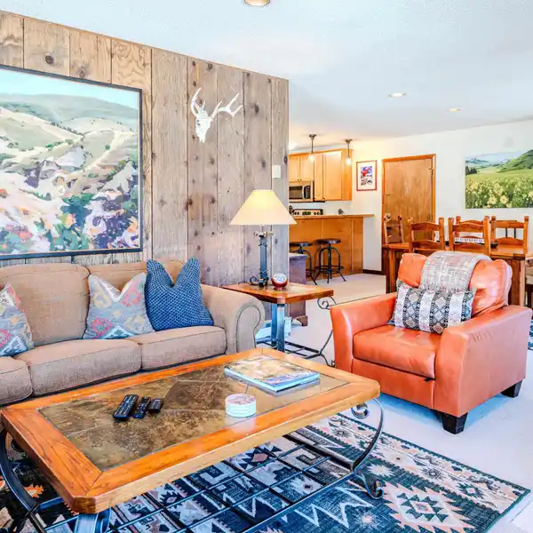 BEAUTIFULLY UPDATED TOP-FLOOR CONDO